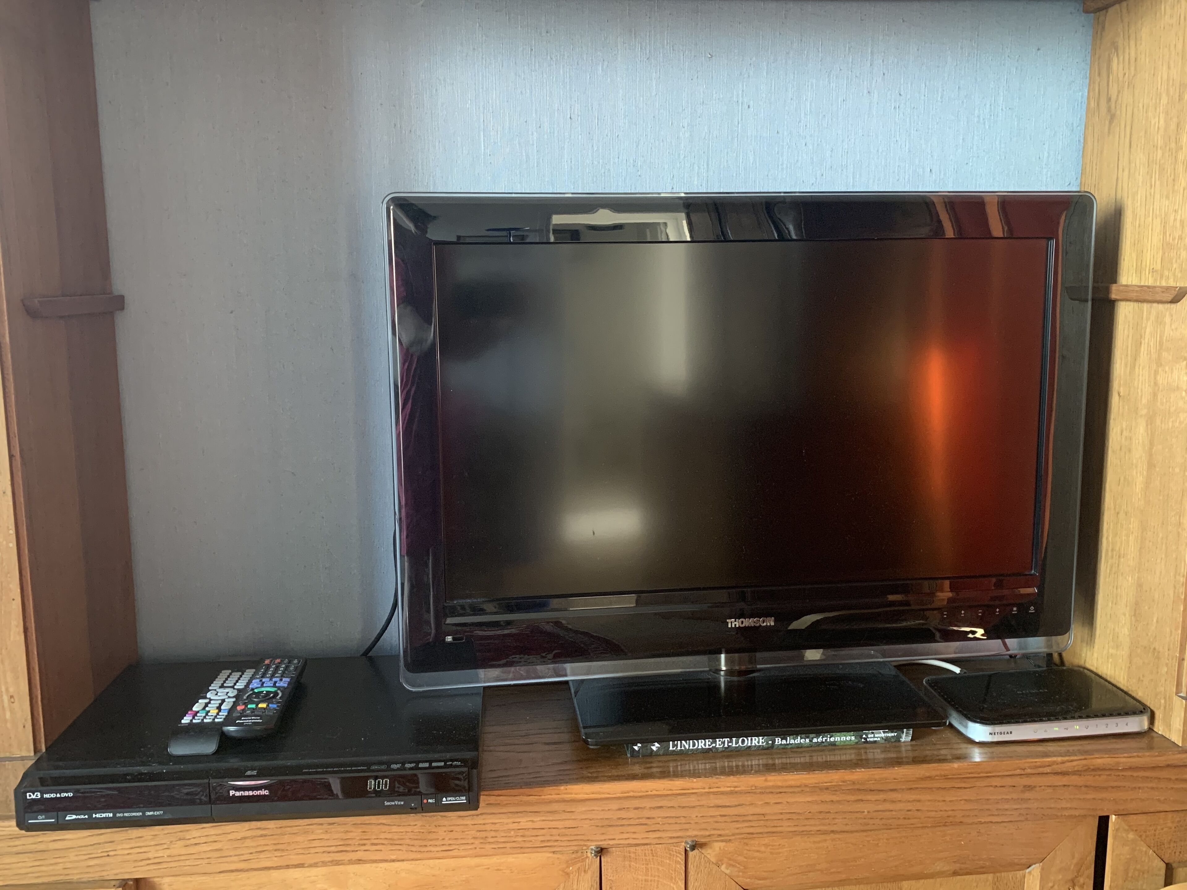 QUIET Three rooms with terrace directly overlooking the Loire in the heart of Tours (with free parking, wifi and dryer)