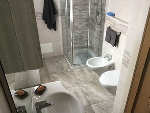 Douche, articles de toilette gratuits, sèche-cheveux, bidet