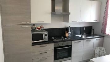 Kühlschrank, Mikrowelle, Ofen, Herdplatte