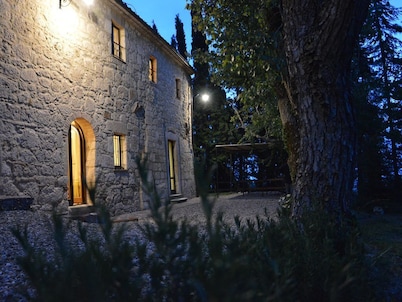 Farmhouse in Tuscany for vacations with family and friends, private fenced pool