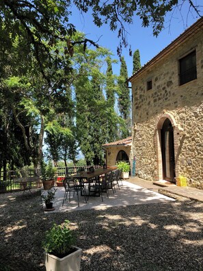 Outdoor dining - Farmhouse in Tuscany for vacations with family and friends, private fenced pool (Sarteano)