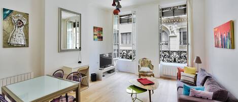 Téléviseur, lecteur de DVD, livres, chaßne audio