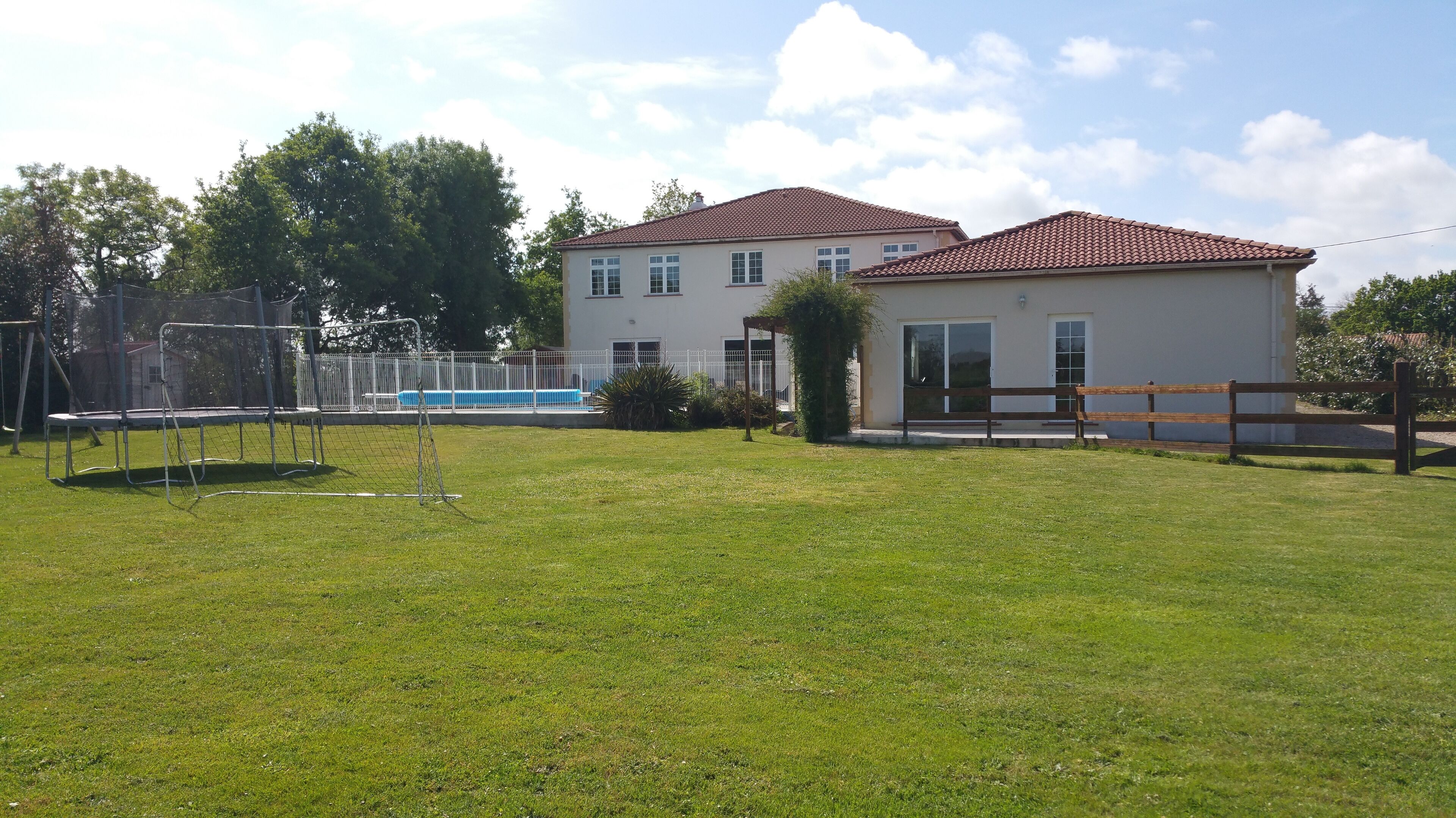 VERY LARGE GITE WITH HEATED SWIMMING POOL NEAR LES SABLES