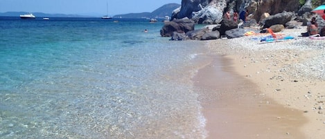 Una spiaggia nelle vicinanze, lettini da mare