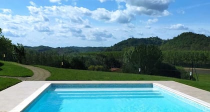 Casa unifamiliar, piscina privada, jardín privado vallado, vista panorámica