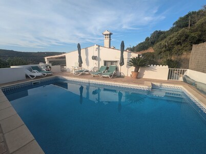 Beautiful Portuguese farmhouse. All modern facilities, secluded, A/C, Pool