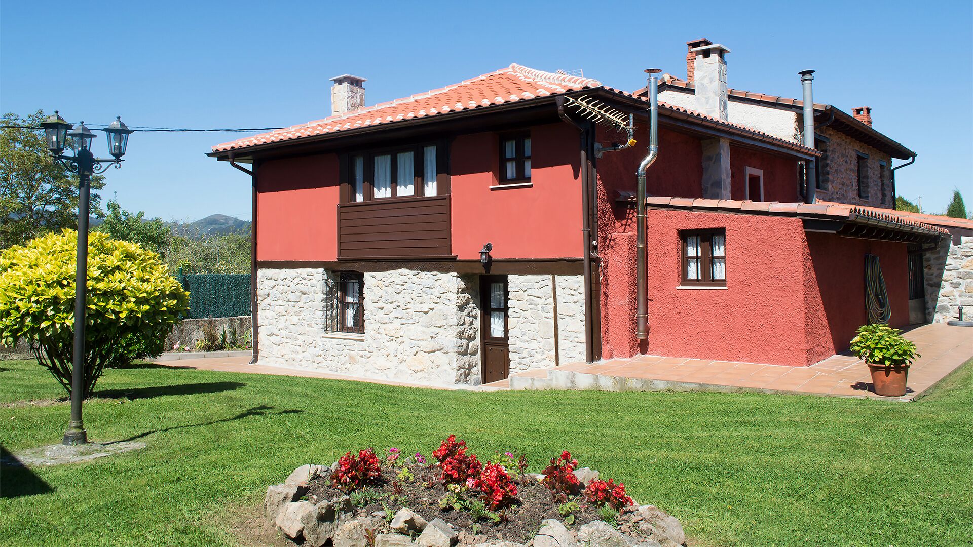 Cottage located between the Asturian coast Colunga and the Sierra del Sueve.