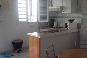 Kühlschrank, Mikrowelle, Herdplatte, Wasserkocher mit Kaffee-/Teezubehör