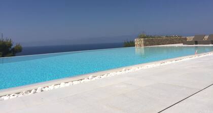 Einzigartige Lage und einen atemberaubenden Blick. Hohe Standard mit großem Swimmingpool.