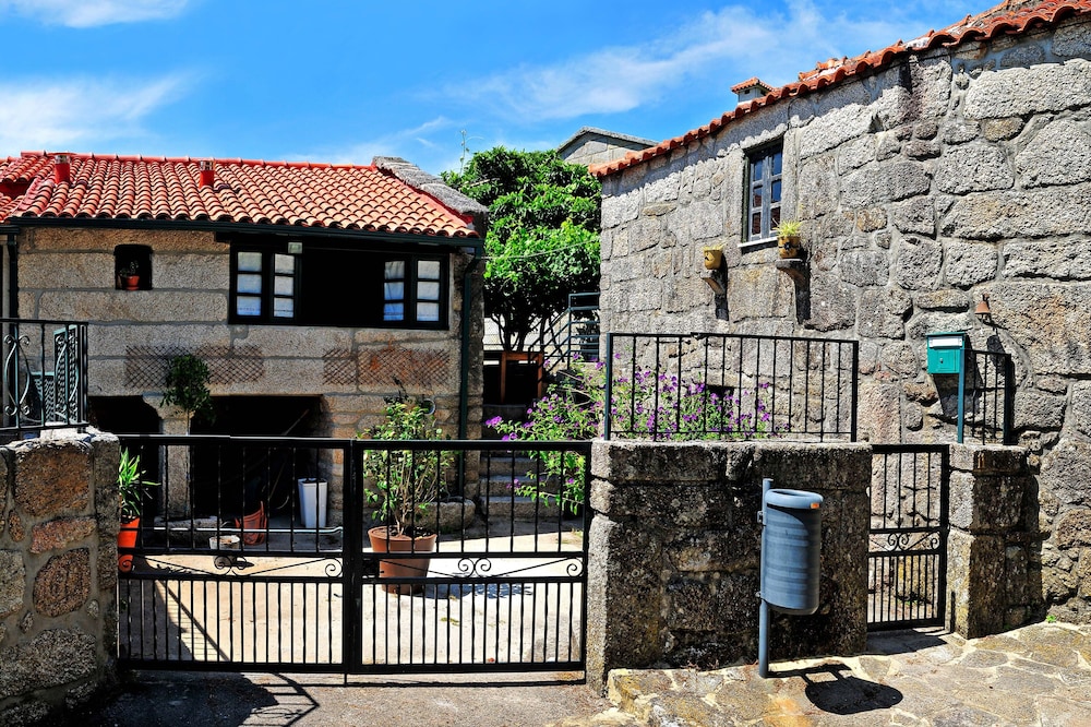 Rustic Stone House in the center of Soajo, T1 + 1, with patio and garden with garden