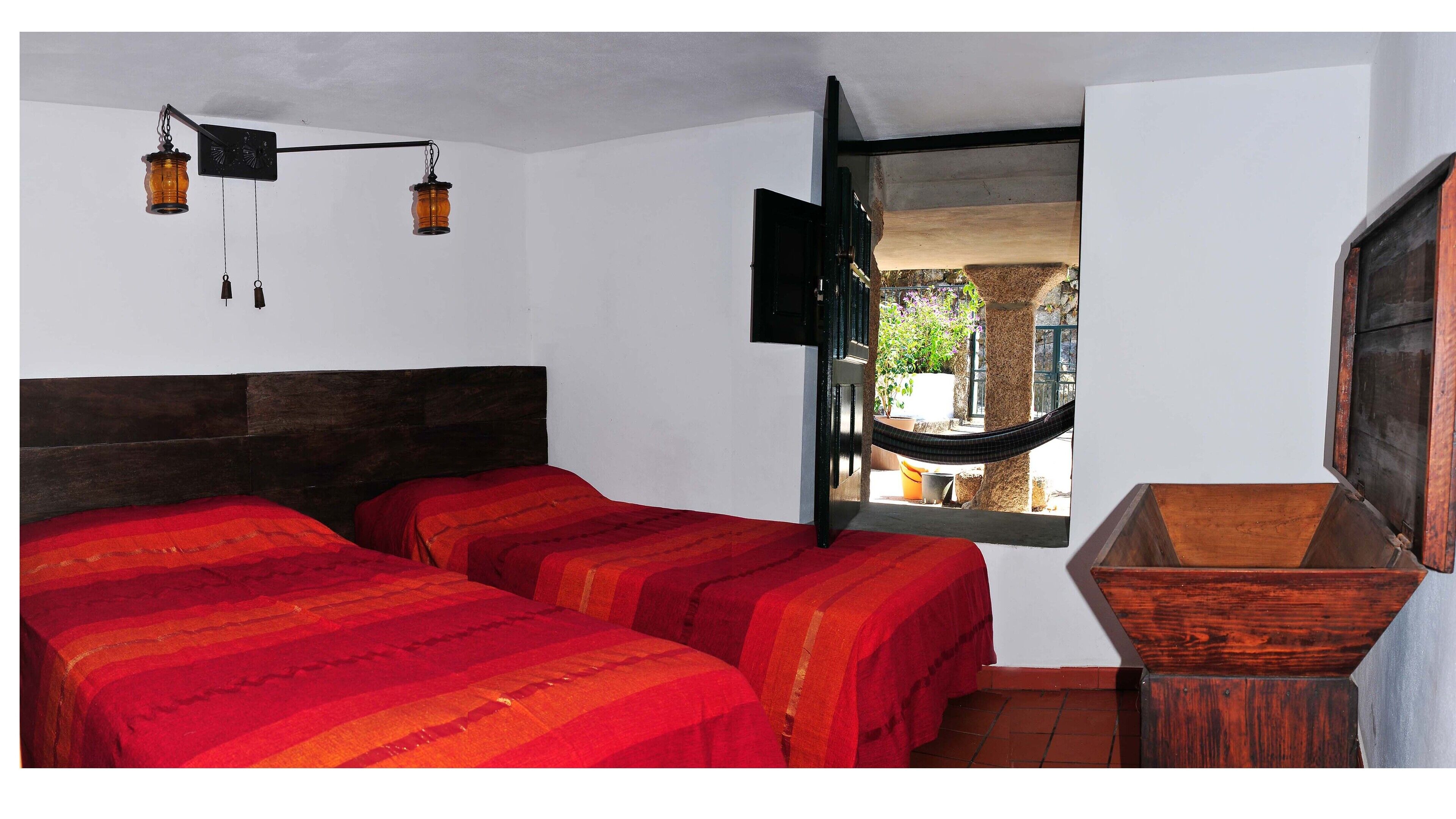 Rustic Stone House in the center of Soajo, T1 + 1, with patio and garden with garden