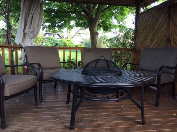 Outdoor dining - Heron View Riverside Retreat in Peaceful Rural Hamlet near Roman Town, Alcester (Oversley Green, Alcester)