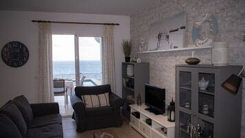 Una televisión, una chimenea, un reproductor estéreo