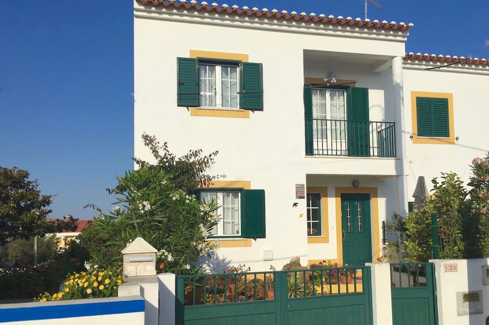 House and garden in a quiet village on the Costa Vicentina; 2 km from the sea.