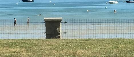 På stranden och strandhanddukar