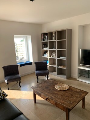 Een televisie, een open haard en een stereo
