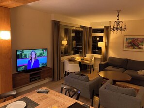 TV connectée, cheminée, lecteur de DVD, baby-foot