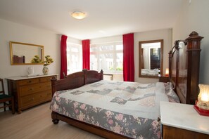 6 bedrooms, desk, iron/ironing board, free WiFi