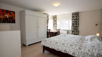 6 bedrooms, desk, iron/ironing board, free WiFi