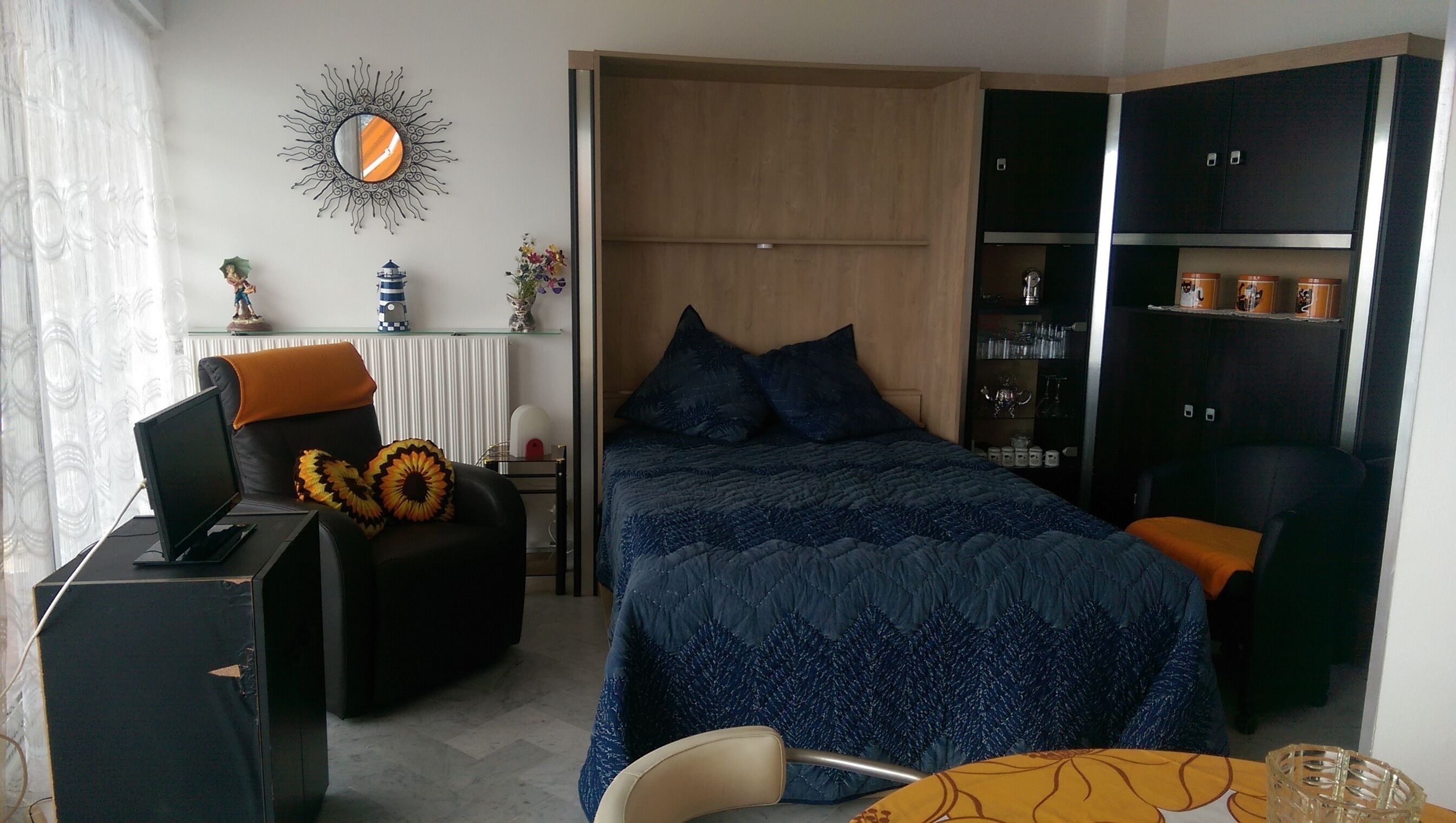 Studio with sublime panoramic view of the sea, old Menton and Italy !!!