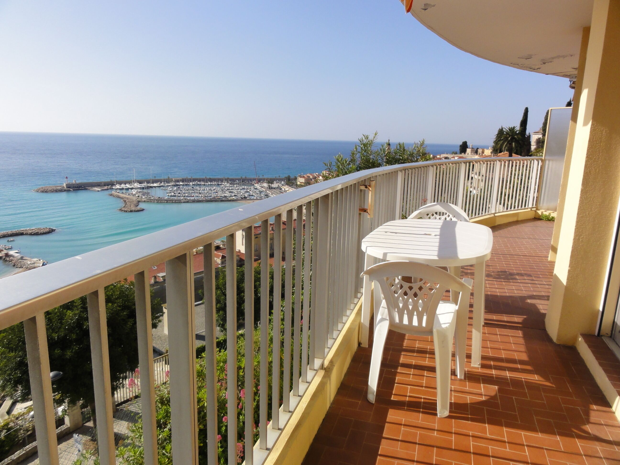 Studio with sublime panoramic view of the sea, old Menton and Italy !!!