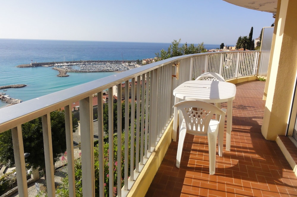 Studio with sublime panoramic view of the sea, old Menton and Italy !!!