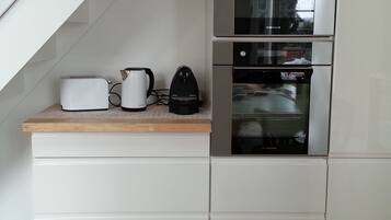 Een koelkast, een magnetron, een oven, een kookplaat