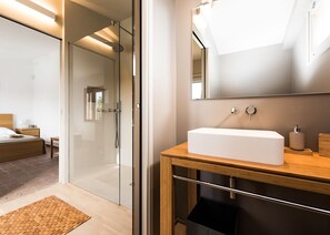 Badewanne, Haartrockner, Handtücher