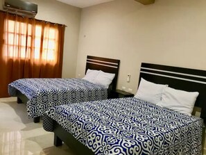 Habitación cuádruple estándar | Muebles diferentes y espacio para trabajar con laptop 