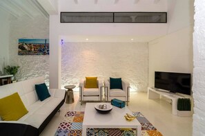 TV, DVD player, stereo - Loft-Luso historical center, 1 minute from beach (Sitges)