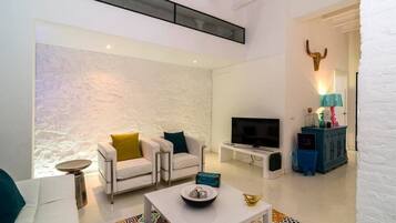 Een televisie, een dvd-speler en een stereo