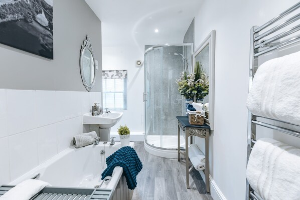 Badewanne, umweltfreundliche Kosmetikartikel, Haartrockner, Handtücher