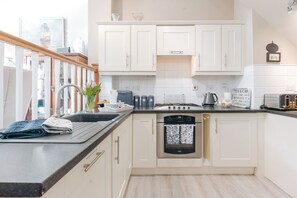 Réfrigérateur, four à micro-ondes, un four, surface de cuisson