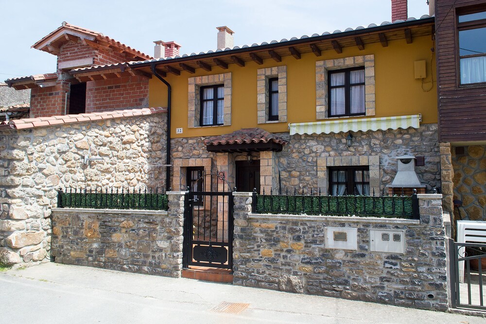 Cottage located in the village of Loroñe in the Asturian coast Colunga.