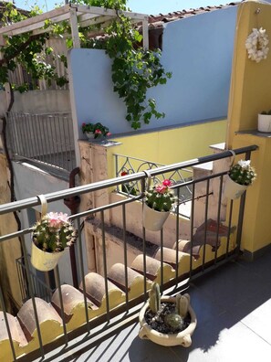 Property grounds - Comfortable house 1 rooms and one bathroom. Large terrace (Bosa)