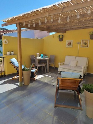 Terrace/patio - Comfortable house 1 rooms and one bathroom. Large terrace (Bosa)