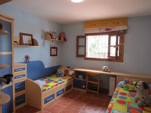 4 bedrooms, in-room safe, desk, iron/ironing board