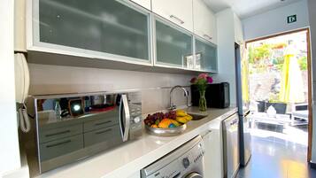 Een koelkast, een magnetron, een oven, een kookplaat