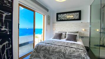 1 slaapkamer, een kluis op de kamer, een bureau