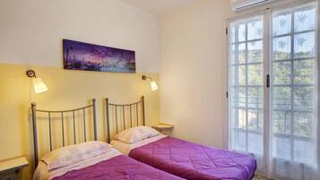 3 bedrooms, iron/ironing board, free WiFi, bed sheets