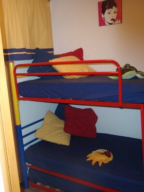2 chambres, fer et planche à repasser