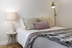 1 bedroom, desk, iron/ironing board, travel cot - ❤️The Romantic Nest: the Perfect Getaway at Lisbon Downtown (Lisboa)