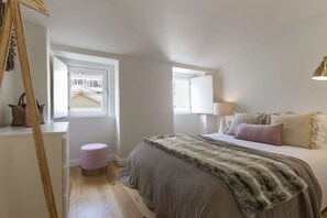 1 soverom, skrivebord, strykejern/-brett og reiseseng for barn