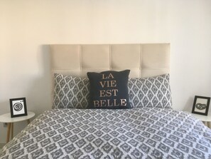 3 slaapkamers, een strijkplank/strijkijzer, internet, beddengoed