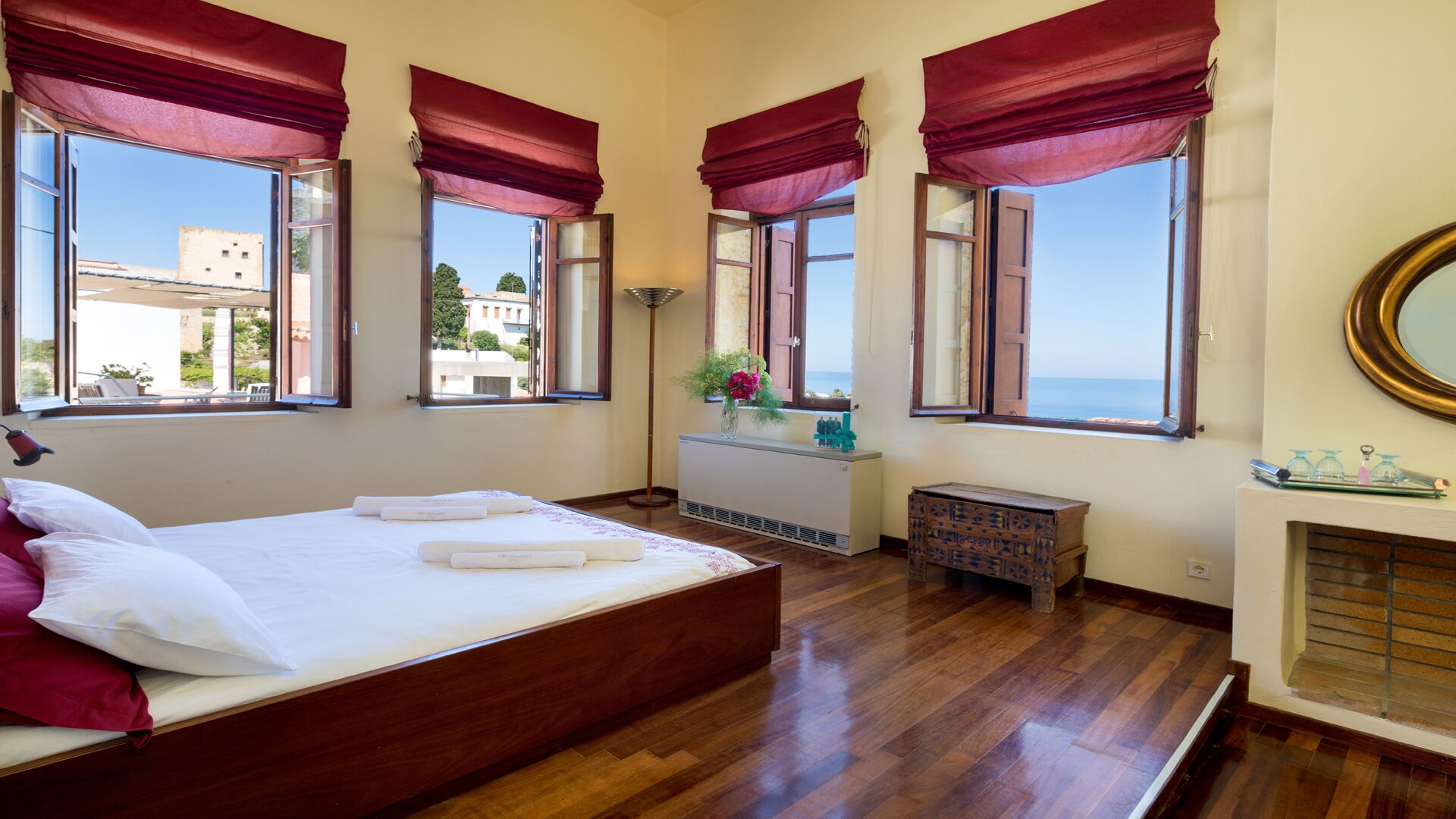 5 多间卧室、客房内保险箱、办公桌、熨斗/熨衣板