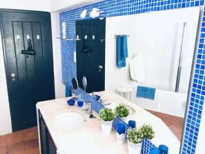 Combined shower/bathtub, hair dryer, towels, soap