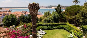 Stort arkitekthus med hage og havutsikt 3 minutters gange fra stranden