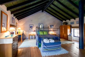 4 chambres, fer et planche à repasser, Wi-Fi gratuit, draps fournis