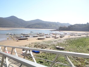 Accommodatie ligt op het strand, ligstoelen