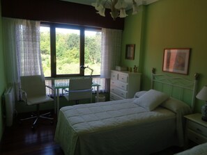 3 slaapkamers, een strijkplank/strijkijzer, reisbedje, gratis wifi